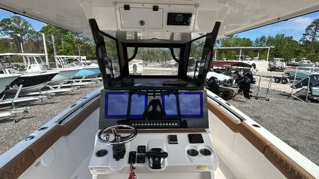 Slide: The Image of Sea Pro 322 Offshore 2025 - 5