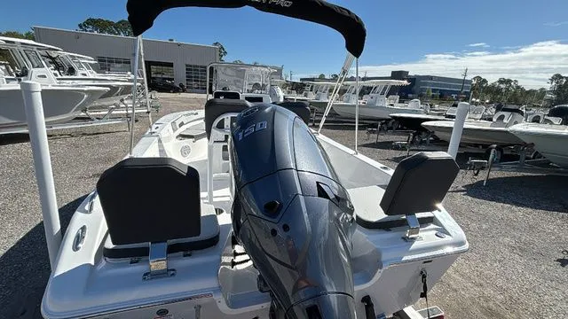 Slide: The Image of Sea Pro 202 Center Console 2026 - 3