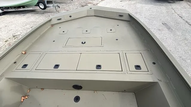 The Image of Tracker Grizzly 2072 CC 2026 - 1