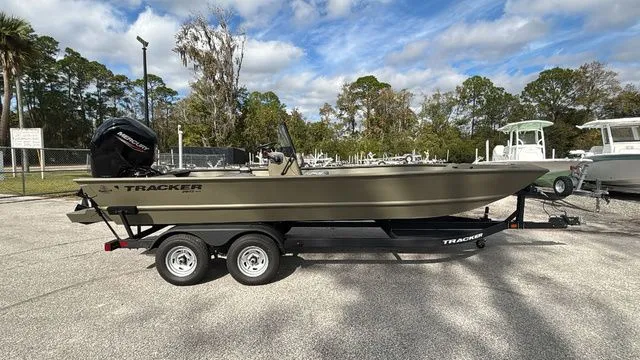 Slide: The Image of Tracker Grizzly 2072 CC 2026 - 10