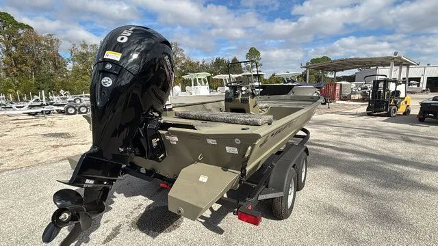 Slide: The Image of Tracker Grizzly 2072 CC 2026 - 12