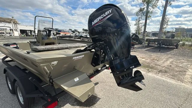 Slide: The Image of Tracker Grizzly 2072 CC 2026 - 14