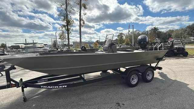 Slide: The Image of Tracker Grizzly 2072 CC 2026 - 17