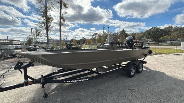 Slide: The Image of Tracker Grizzly 2072 CC 2026 - 18