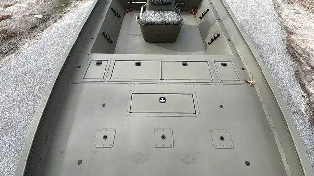 Slide: The Image of Tracker Grizzly 2072 CC 2026 - 3