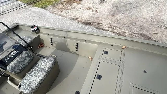 Slide: The Image of Tracker Grizzly 2072 CC 2026 - 4