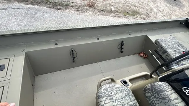 Slide: The Image of Tracker Grizzly 2072 CC 2026 - 5