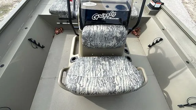 Slide: The Image of Tracker Grizzly 2072 CC 2026 - 6