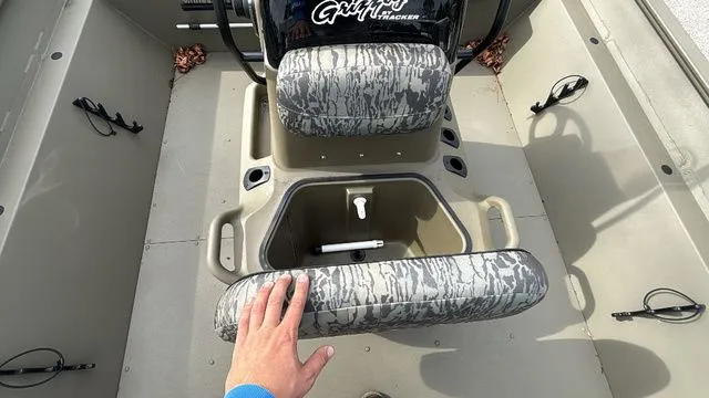 Slide: The Image of Tracker Grizzly 2072 CC 2026 - 7