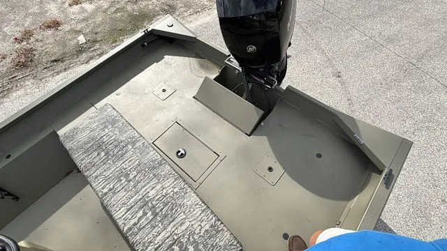 Slide: The Image of Tracker Grizzly 2072 CC 2026 - 9