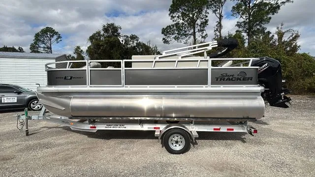 The Image of Sun Tracker Bass Buggy 18 DLX 2026 - 1