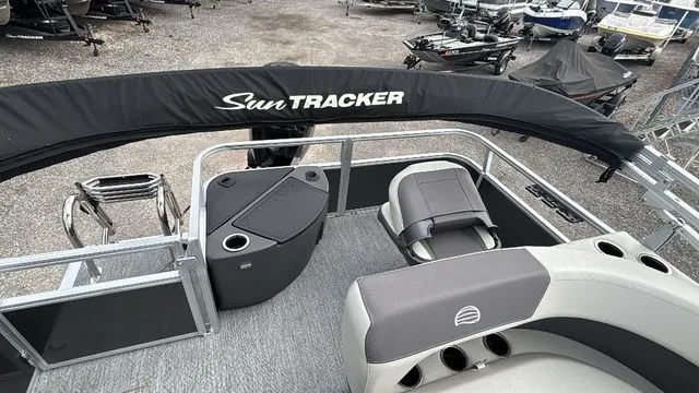 Slide: The Image of Sun Tracker Bass Buggy 18 DLX 2026 - 10