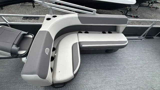 Slide: The Image of Sun Tracker Bass Buggy 18 DLX 2026 - 11