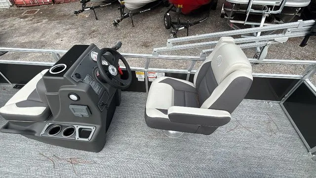 Slide: The Image of Sun Tracker Bass Buggy 18 DLX 2026 - 12