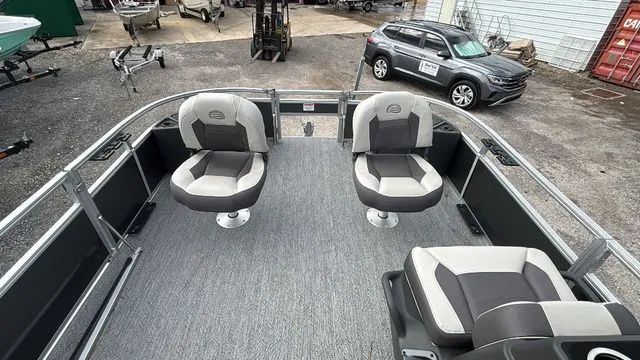 Slide: The Image of Sun Tracker Bass Buggy 18 DLX 2026 - 14