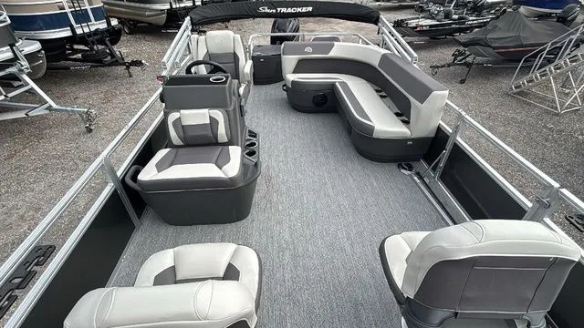 Slide: The Image of Sun Tracker Bass Buggy 18 DLX 2026 - 15