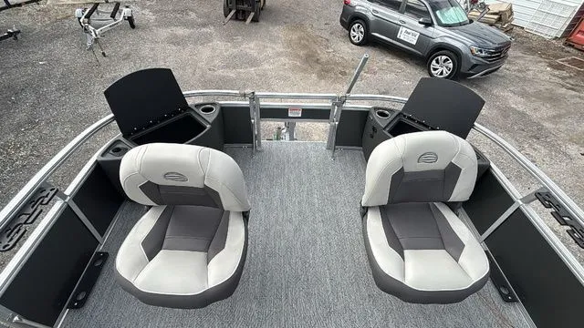 Slide: The Image of Sun Tracker Bass Buggy 18 DLX 2026 - 16