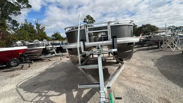 Slide: The Image of Sun Tracker Bass Buggy 18 DLX 2026 - 4