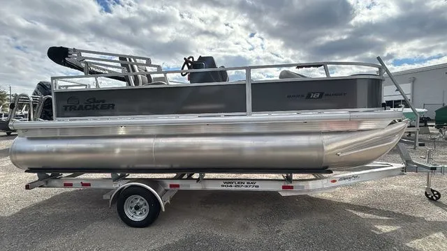 Slide: The Image of Sun Tracker Bass Buggy 18 DLX 2026 - 6