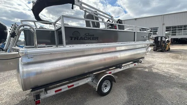 Slide: The Image of Sun Tracker Bass Buggy 18 DLX 2026 - 7