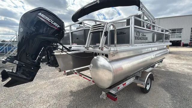 Slide: The Image of Sun Tracker Bass Buggy 18 DLX 2026 - 8