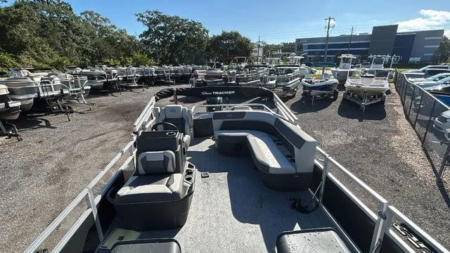 The Image of Sun Tracker Bass Buggy 18 DLX 2026 - 1