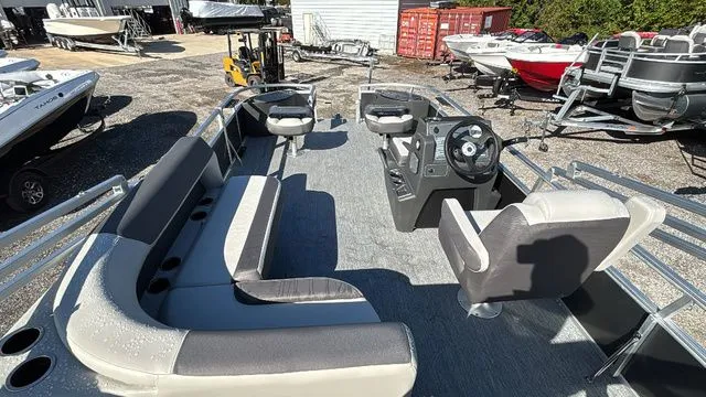 Slide: The Image of Sun Tracker Bass Buggy 18 DLX 2026 - 11