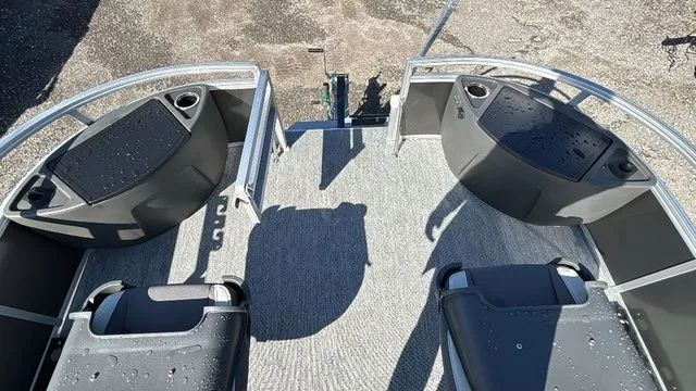 Slide: The Image of Sun Tracker Bass Buggy 18 DLX 2026 - 12