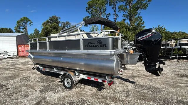 Slide: The Image of Sun Tracker Bass Buggy 18 DLX 2026 - 14