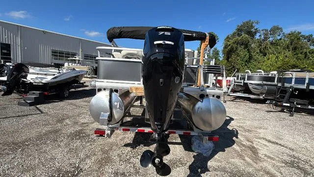 Slide: The Image of Sun Tracker Bass Buggy 18 DLX 2026 - 16