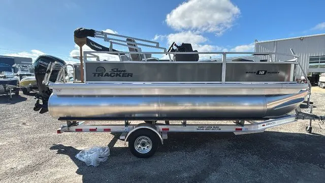 Slide: The Image of Sun Tracker Bass Buggy 18 DLX 2026 - 19