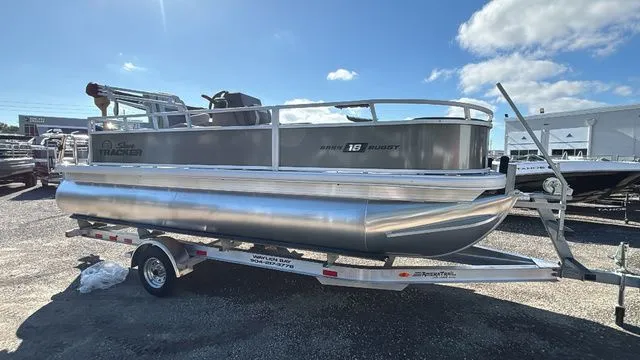 Slide: The Image of Sun Tracker Bass Buggy 18 DLX 2026 - 20