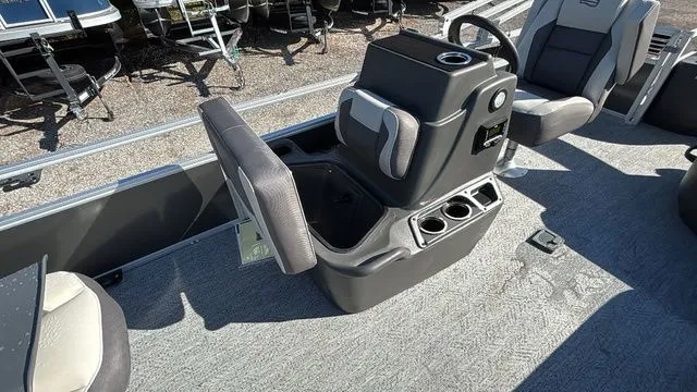 Slide: The Image of Sun Tracker Bass Buggy 18 DLX 2026 - 3