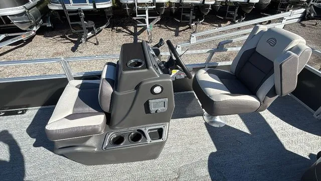 Slide: The Image of Sun Tracker Bass Buggy 18 DLX 2026 - 4