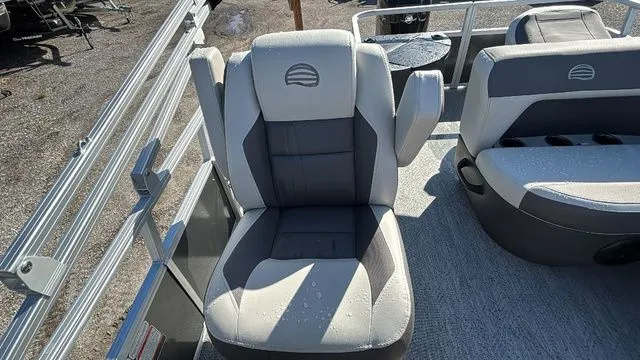 Slide: The Image of Sun Tracker Bass Buggy 18 DLX 2026 - 5