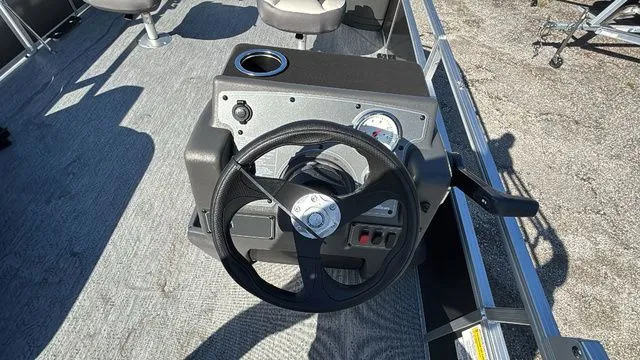 Slide: The Image of Sun Tracker Bass Buggy 18 DLX 2026 - 6