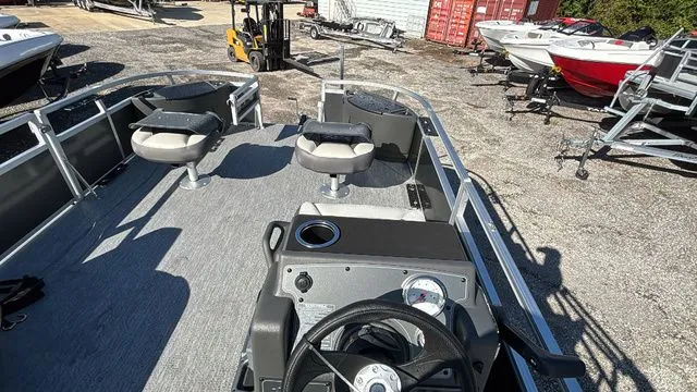 Slide: The Image of Sun Tracker Bass Buggy 18 DLX 2026 - 7