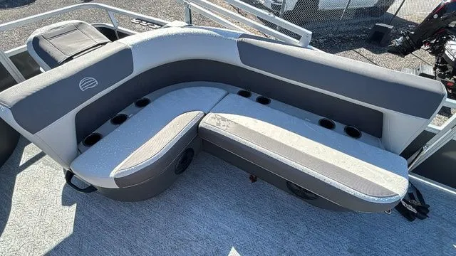 Slide: The Image of Sun Tracker Bass Buggy 18 DLX 2026 - 8