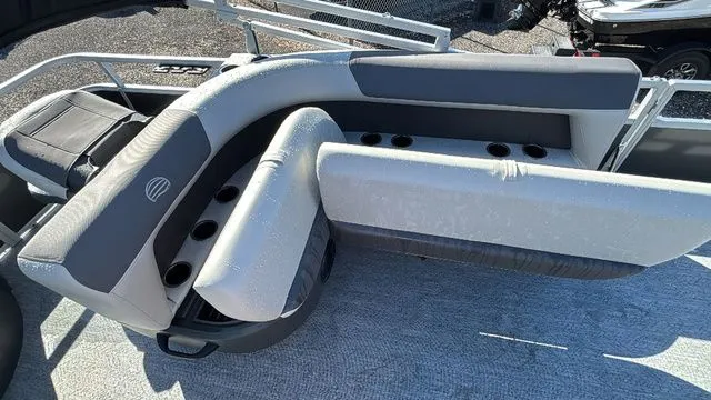 Slide: The Image of Sun Tracker Bass Buggy 18 DLX 2026 - 9