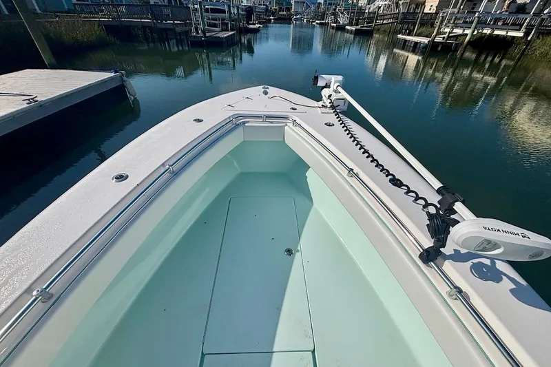 Slide: The Image of 2018 Contender 25 Tournament boat docked, featuring a Minn Kota trolling motor. - 19