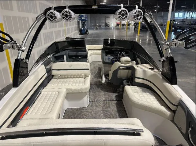 Slide: The Image of Cobalt R7 Surf 2018 - 15