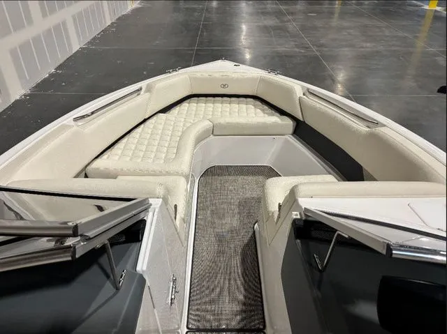 Slide: The Image of Cobalt R7 Surf 2018 - 16