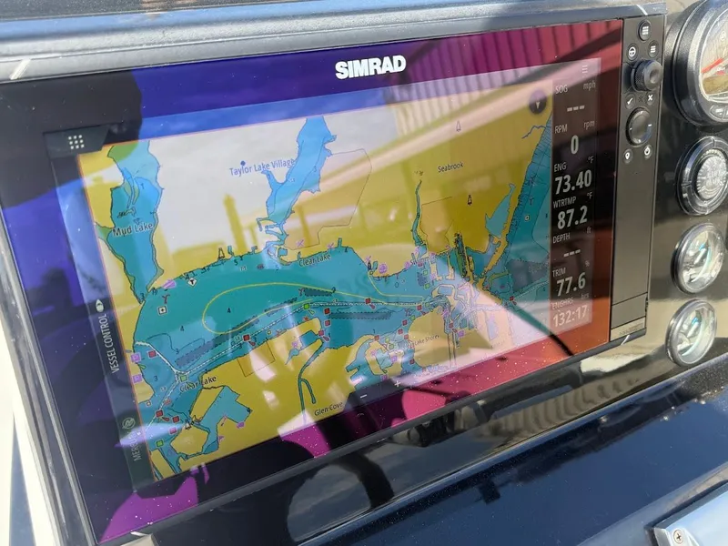 Slide: The Image of Simrad navigation system on Mamba 24 Cat Elite 2025 boat. - 29