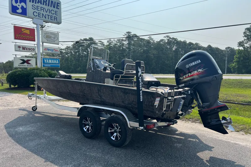 Slide: The Image of 2025 Xpress H20B Bay boat with Yamaha engine at marine service center. - 3