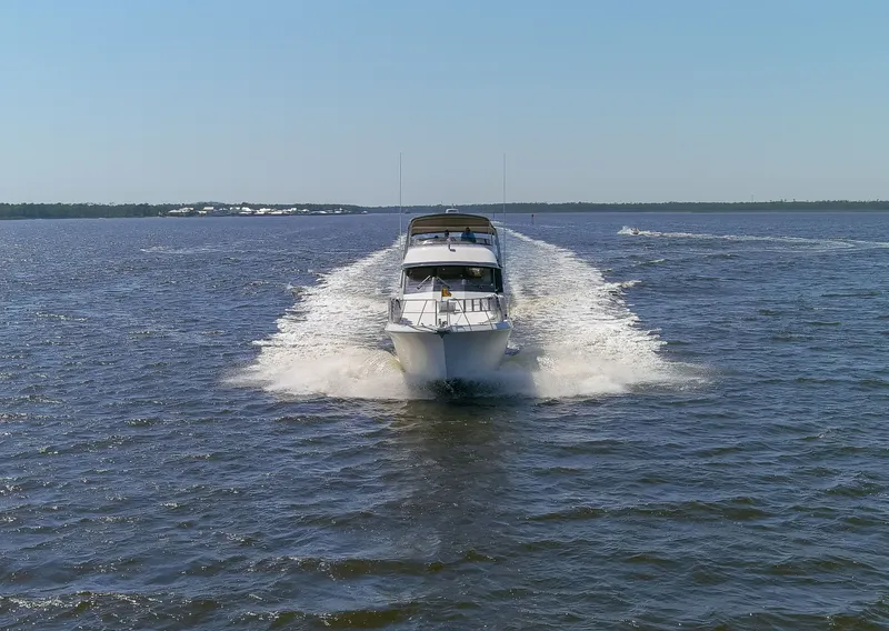Slide: The Image of Navigator 5600 Sundance Pilothouse 1997 cruising on open water. - 18