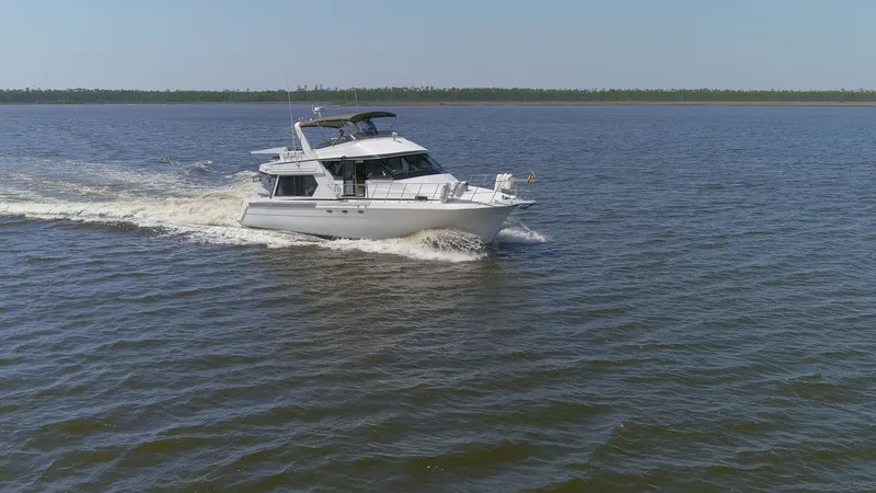 Slide: The Image of Navigator 5600 Sundance Pilothouse 1997 cruising on open water. - 26