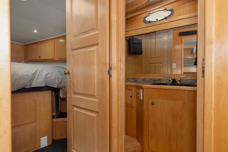 Slide: The Image of Navigator 5600 Sundance Pilothouse 1997 - 80