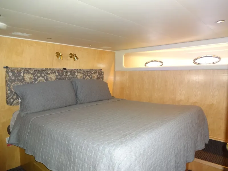 Slide: The Image of Navigator 5600 Sundance Pilothouse 1997 - 85