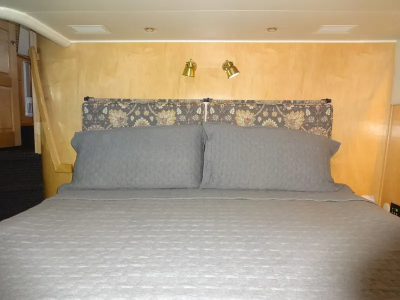 Slide: The Image of Navigator 5600 Sundance Pilothouse 1997 - 87