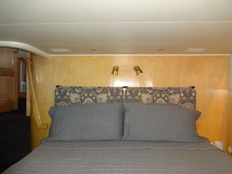 Slide: The Image of Navigator 5600 Sundance Pilothouse 1997 - 88